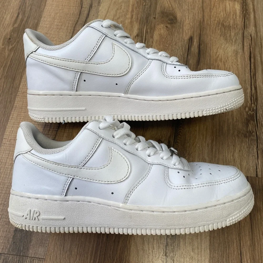 Nike Air Force 1 07 Low White Sneakers DD8959-100 Womans Size 7.5